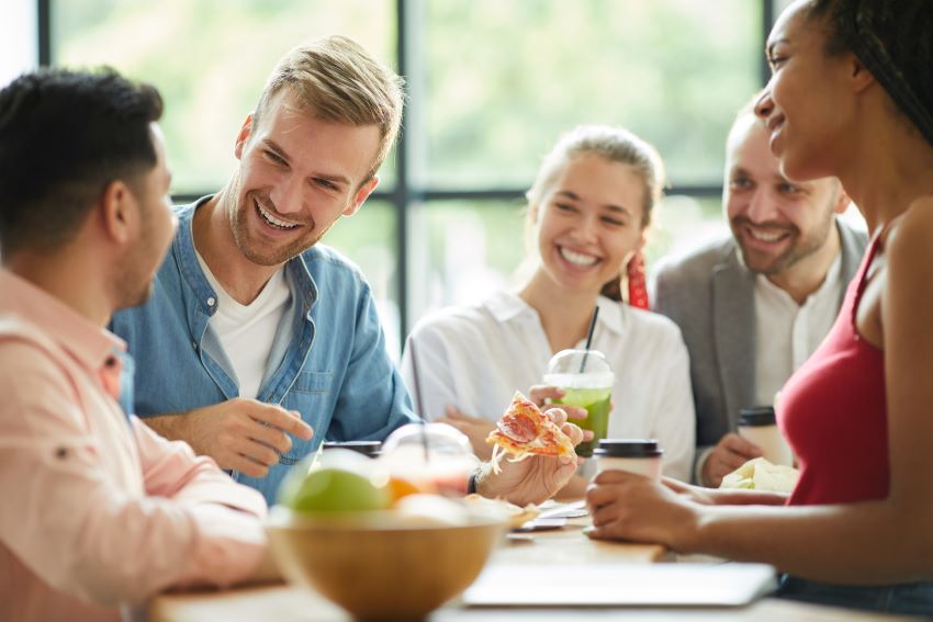 Collaborateurs en pause déjeuner avec une cantine digitale équipé d'un frigo connecté au restaurant d'entreprise